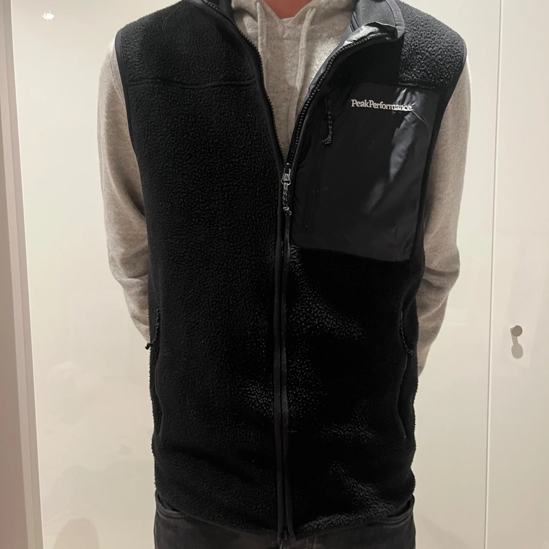 Svart fleeceväst från Peak Performance
