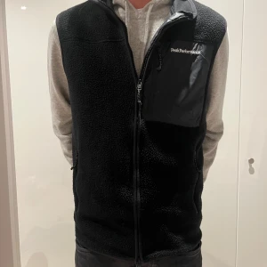 Svart fleeceväst från Peak Performance - Säljer en svart fleeceväst från Peak Performance. Nyskick. Nästan aldrig använd. 