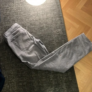 Grå jeans från River Island - Snygga grå jeans från River Island med en klassisk design. Perfekta för en stilren look. De har en normal passform och är tillverkade i ett bekvämt denimtyg.