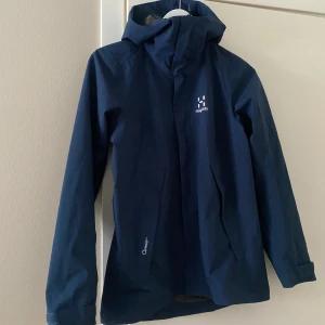 Haglöfs regn/vindjacka  - Regn/vindjacka från Haglöfs. Nästintill ny så i superbra skick. Köptes för närmare 2000kr 