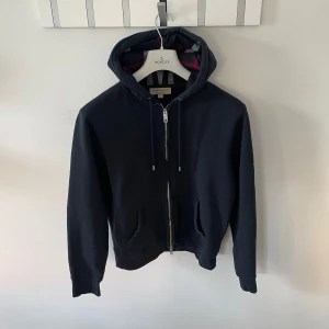 Burberry hoodie - Passar S. Skick 9/10 inga flaws. Burberry zip up hoodie. Skriv vid fler frågor 
