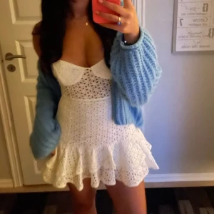 Vit virkad klänning - säljer denna mycket populära sommarklänning 