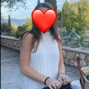 Vit topp - vit topp med plisserad design och öppen rygg från Zara. Bra skick och sparsamt använd. Storlek M men passar mig som har s/xs vanligtvis.