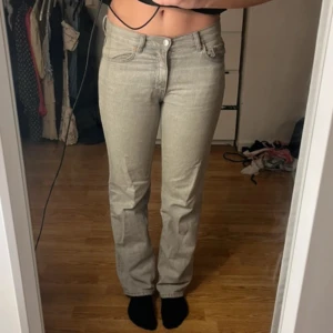 Gråa Lågmidjade jeans - Gråa lågmidjande jeans från Gina tricot. Använda väldigt lite och inga skavanker. Är 172 cm för referens. 