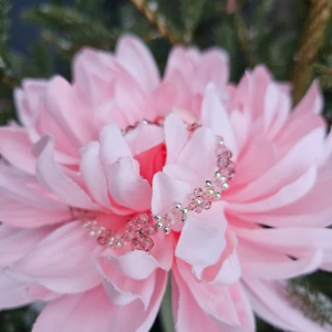 ~ Handgjort rosa armband ~ - Fint armband med olika nyanser av rosa, även silver detaljer. Perfekt touch till din outfit, speciella nu mot sommaren. Armbandet har smyckeslås och kedja i silver.