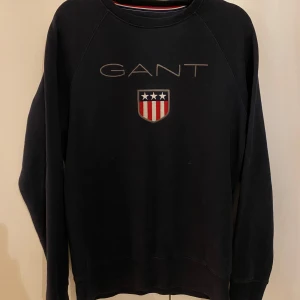  GANT tröja - stilren navy tröja från GANT