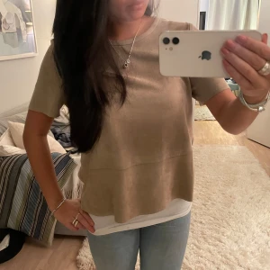 Topp Neo Noir - Säljer en snygg beige topp från Neo Noir. Använt någon enstaka gång så det är i väldigt bra skick. Storlek står inte men den passar s/m beroende på hur man vill att den ska sitta.