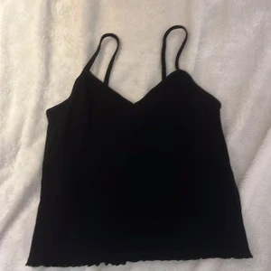 Svart linnetopp från H&M - Säljer en  svart linnetopp från H&M. Helt oanvänd. Storlek 146/152.