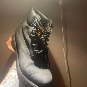  Timberland svarta  - Säljer ett par svart Timbs för behov av snabba pengar ! De är i bra skick märks inte mycket att man använt dom för dom är svarta.  Dom är riktigt Nice passar till allt året runt.   Storleken ligger runt 41-42,5cm   Skriv vid prisförslag    Välkommen att testa på plats också för den som bor i Västerås 