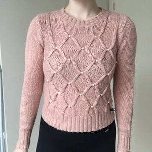 Tröja Lipsy London - Välanvänd & ev lite nopprig, men fortfarande varm & go’! Köpt i England, från Lipsy London. Använde den mkt när jag var strl S, men passar även nu när jag brukar ha M. Rätt kort (iaf på mig som är 178 cm). Sticks inte 💗(enligt mig iaf)!