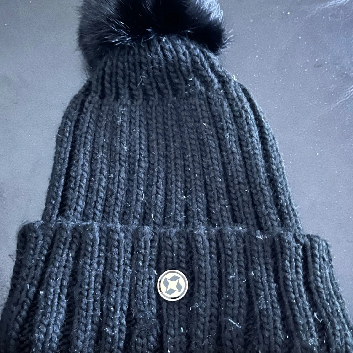 Svart stickad mössa med pälsboll från Colmar - 3