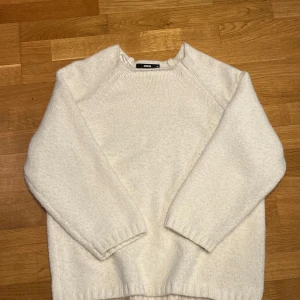 Vit stickad från bikbok - Nyskick! Supermjukt och gosigt material! Lite oversized