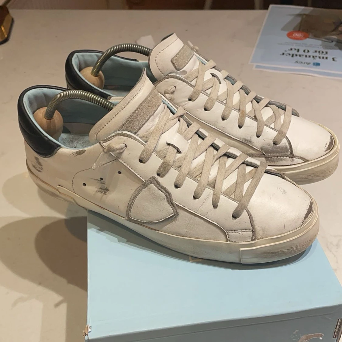 Vita sneakers med grå detaljer