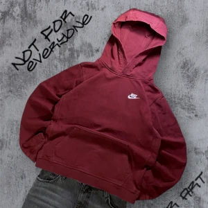 Vinröd hoodie från Nike - Säljer en snygg vinröd hoodie från Nike med klassisk logga på bröstet. Den har en  ficka framtill och en bekväm huva. Perfekt för en avslappnad stil. Storlek XL står det, passar S