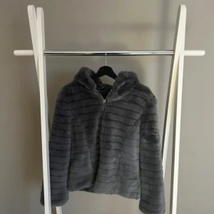 Jacka i Fuskpäls - Superfin jacka i fuskpäls. Sparsamt använd, endast använt ett fåtal gånger. Som ny! En jacka från softy, Love collection