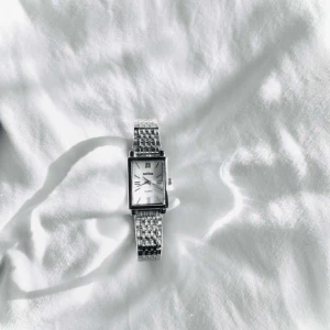 Silverfärgad klocka - Nyskick med nytt batteri