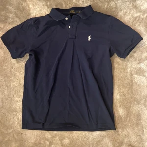Mörkblå Ralph Lauren Golf-Piké - Tja! Säljer en tvärfet pikétröja från Ralph Lauren. Skick 10/10. Inte använd många gånger så iprincip nyskick. Nypris ca 1400🍾. Stretchigt material så fungerar utmärkt att köra t.ex golf i🏌️. Hör av er vid frågor å funderingar 👍