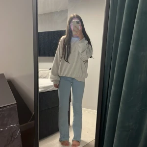Ljusblå bootcut jeans - Snygga ljusblå bootcut jeans med en klassisk femficksdesign. De har en hög midja och är tillverkade i ett mjukt denimtyg som ger en bekväm passform. Perfekta för en avslappnad stil.
