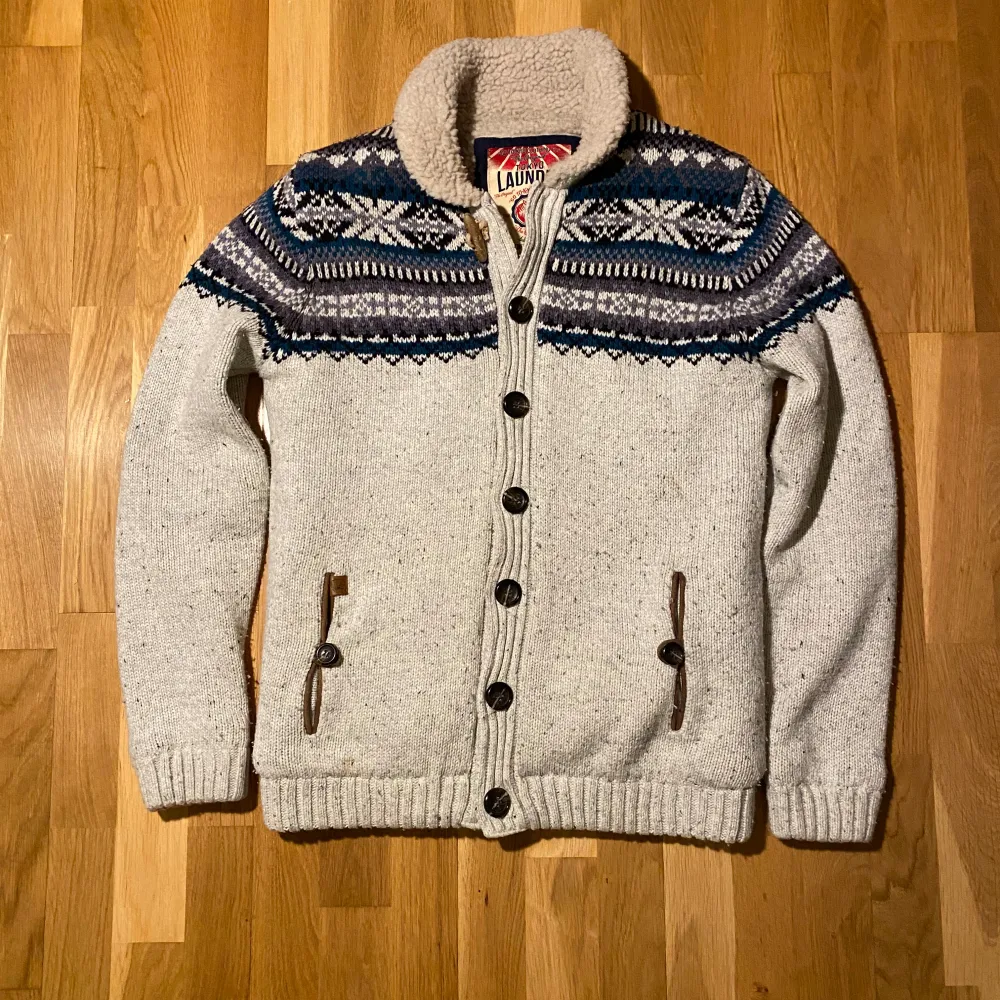 Säljer en mysig, trendig och efterlängtad fodrad cardigan. Koftan har knappar framtill och en varm, fodrad insida och polyester i ärmarna. Inga täcken på deefekter förutom att den är lite nopprig. Ifall mer frågor eller bilder så var inte rädda att skriva! Mvh. Neuletakit & Villapaidat.
