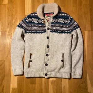 Fodrad cardigan - Säljer en mysig, trendig och efterlängtad fodrad cardigan. Koftan har knappar framtill och en varm, fodrad insida och polyester i ärmarna. Inga täcken på deefekter förutom att den är lite nopprig. Ifall mer frågor eller bilder så var inte rädda att skriva! Mvh