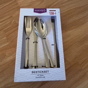 Bestickset 16 delar från Havsö - Säljer ett stilrent bestickset från Havsö med 16 delar i rostfritt stål. Perfekt för att komplettera ditt kök med både gafflar, skedar och knivar. Setet kommer i en snygg förpackning och är idealiskt för både vardag och fest. Passa på att köpa till ett bra pris! 🍴