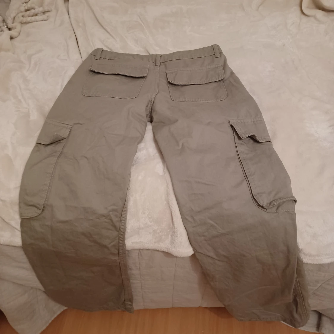 Ljus militä cargobyxafrån Gina Tricot - 1