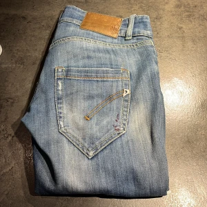 Dondup jeans - Snygga blå dondup jeans med coola slitningar och en klassisk femficksdesign. W28/32L, skriv vid frågor och funderingar!👍