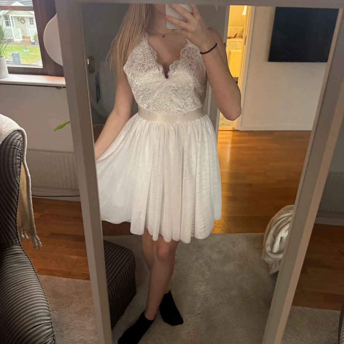 Vit spetsklänning med v-ringning - 2