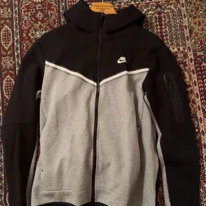 Nike tech fleece tracksuit  - Nike tech fleece tracksuitsar säljs storlekar M på alla även liverpool tröja är M pris för dressar 2000 tröjan 1200 byte skulle också funka hör av er bara 👍🏻