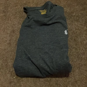 Svart långärmad tröja från Polo Ralph Lauren - Säljer en långärmad marinblå/svart långärmad raffe.