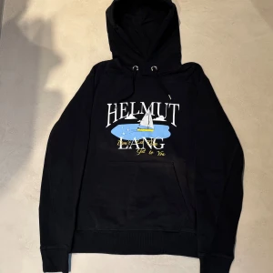 Helmut Lang x Saintwoods hoodie - Säljer nu denna otroligt sällsynta och snygga Helmut Lang hoodien | Limited edition ”Helmut Lang x Saintwoods” säljs ej längre | Storlek S passar om man är runt 180 | Skick 9/10 | Hör av er vid frågor eller fler bilder! | Snabb affär = Bättre pris! |