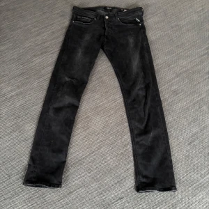 Svarta Replay - Tja! Säljer ett par replay grover i 32/32. Säljs pga att dem är för små (bör passa dig 180-185 och 60/65 kg). Haft dem i ca ett år utan några defekter. Några få hemmagjorda slitningar. Hör av dig vid frågor. Mvh Algot