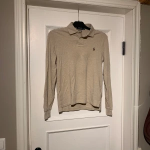 Beige pikétröja från Ralph Lauren - Säljer en beige pikétröja från Ralph Lauren i slim fit. Den har inga defekter och är i nyskick. Tveka inte på att höra av dig vid funderingar! MVH Joel 