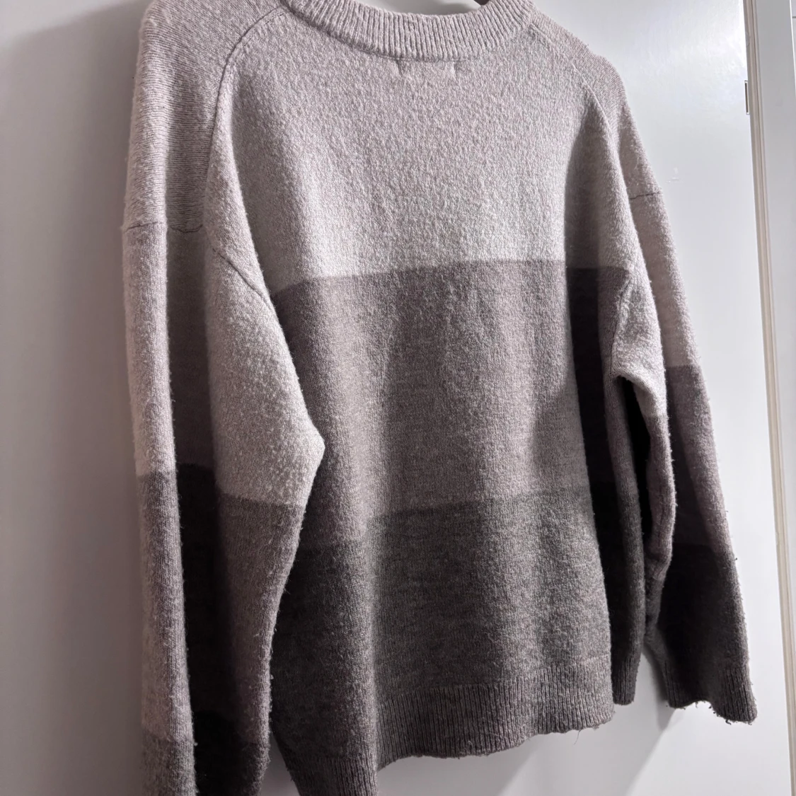 Beige och grå stickad tröja - 1