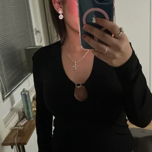 Svart långärmad topp - Snygg svart långärmad topp med v-ringning. Perfekt för en stilren look. Passar bra till både jeans och kjol.
