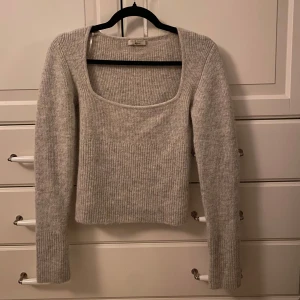 Beige ribbad tröja från Gina Tricot - Säljer en stilren beige ribbad tröja från Gina Tricot i premiumkvalitet. Tröjan har en fyrkantig urringning och långa ärmar. Har aldrig använt tröjan utan bara testat den.