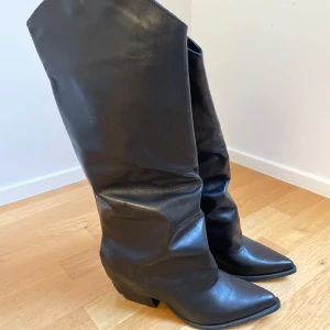 Svarta boots  - Säljer nu mina helt onaänvda svarta skin stövlar från ett Italienskt märke Dessi 💕inköpta i Florens i storlek 40! Bootsen är äkta skin och köpta för 3000kr 💞