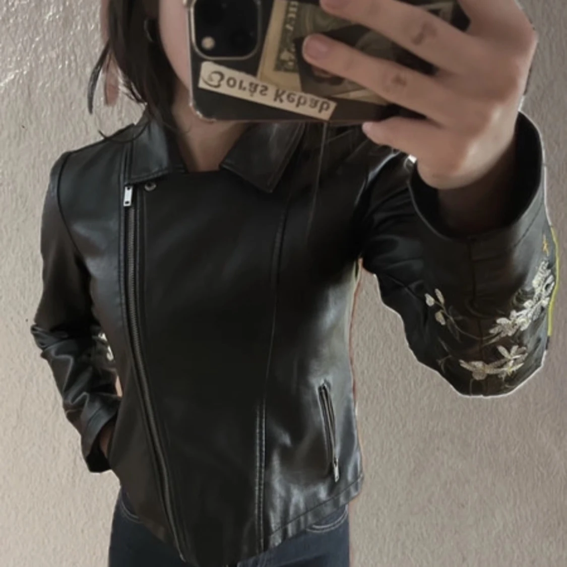 Svart skinnjacka med blommigt broderi - 91