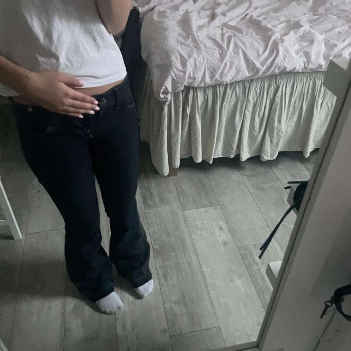 Mörkblåa bootcut jeans från Wrangler