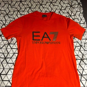 EA7 T shirt - Säljer en emporio armani t shirt som är nästan i nyskick, bara legat i garderoben