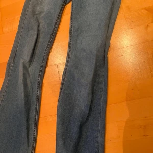 Blå bootcut jeans - Snygga blå bootcut jeans med klassisk design. Perfekta för en avslappnad stil. De har en bekväm passform och är tillverkade i ett slitstarkt denimtyg. Pris kan diskuteras och om du har en fråga eller vill ha fler bilder så får du jättegärna skriva, jag svarar snabbt!💕💕💗💗💗💗🫶🫶🫶🫶🫶