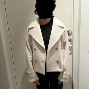 Vit kort kappa/jacka - Snygg vit kappa/jacka. Perfekt för höst/vår. St XS
