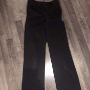 Svarta byxor från Vero Moda - Snygga svarta byxor från Vero Moda med en klassisk design. Perfekta för en stilren look. Byxorna har en rak passform och är tillverkade i ett mjukt material för extra komfort.