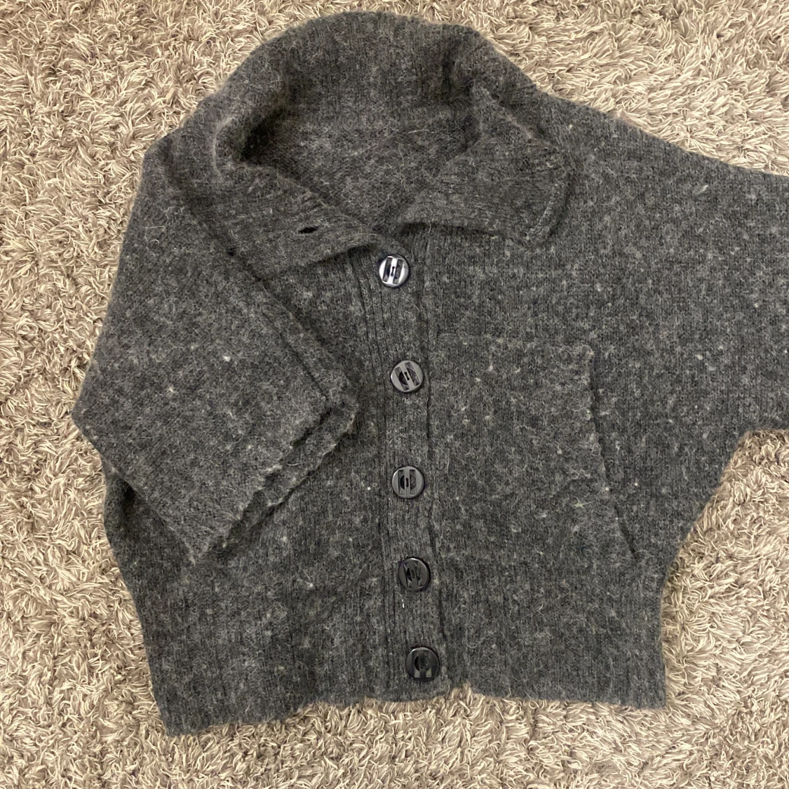 Grå kofta med knappar - 91