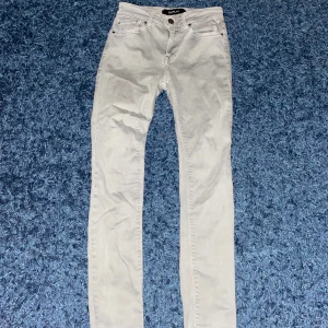 Grå Replay Hyperflex jeans - Snygga grå jeans från Replay i modellen Hyperflex. Lappen där de ska stå modellen har ramlat av men de är ett par anbass fast tightare