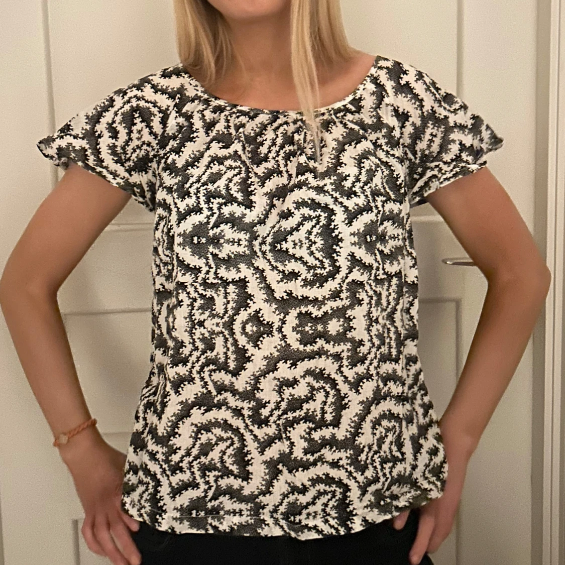 Mönstrad blus i svart och vit