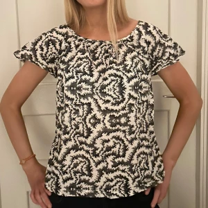 Mönstrad blus i svart och vit - Super söt blus i ett unikt mönster🥰