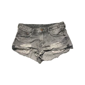 Sjukt snygga shorts😍😍 - Ett par så snygga shorts med leopard detalj😍😍 mellan till låg midja. Perfekt till sommaren😍😍😍