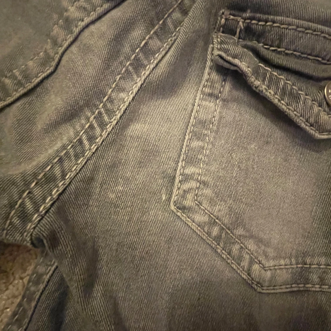 Grå lågmidjade bootcut jeans från Gina Tricot - 92