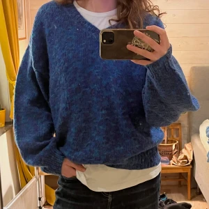 Blå stickad tröja med v-ringning - Blå stickad tröja som nu söker ett nytt hem då den inte kommer till användning längre. Är köpt på Humana men har inget märke så är nog en hemmastickning från början!